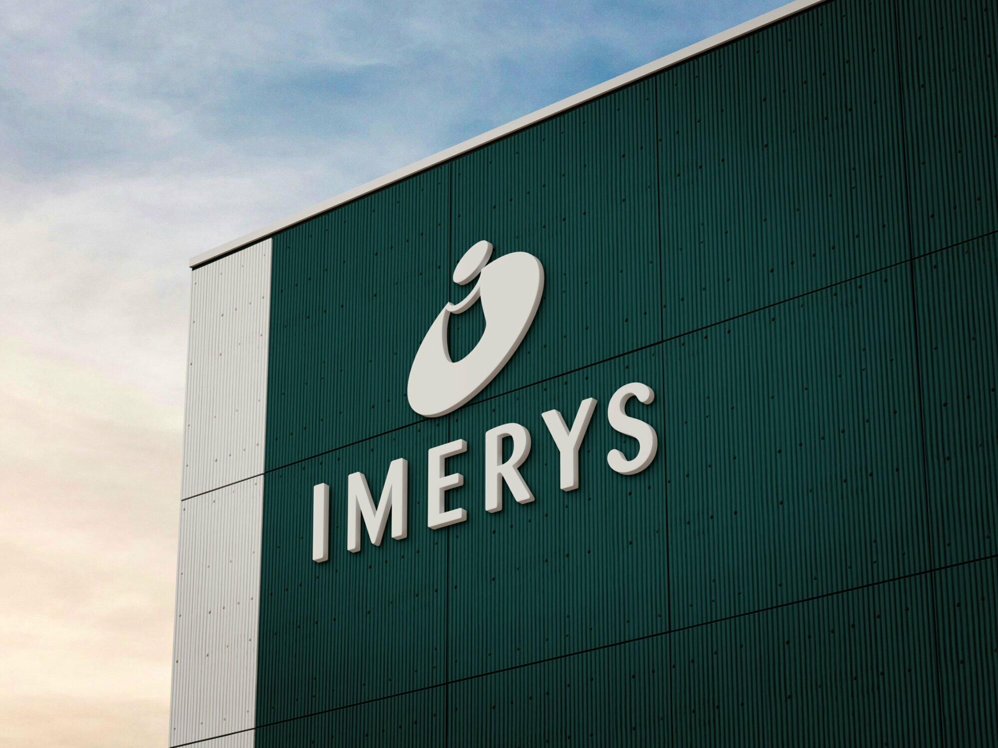 Logo Imerys sur bâtiment moderne