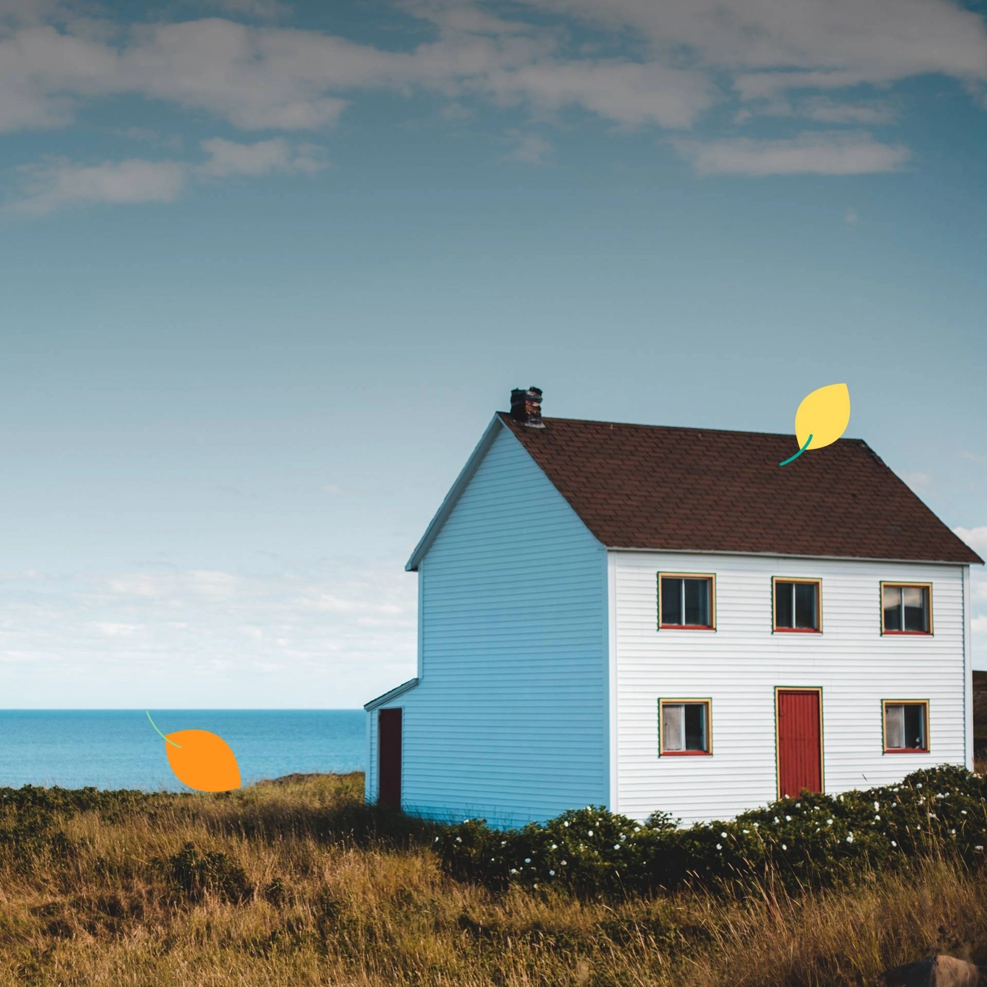 Maison blanche au bord de la mer