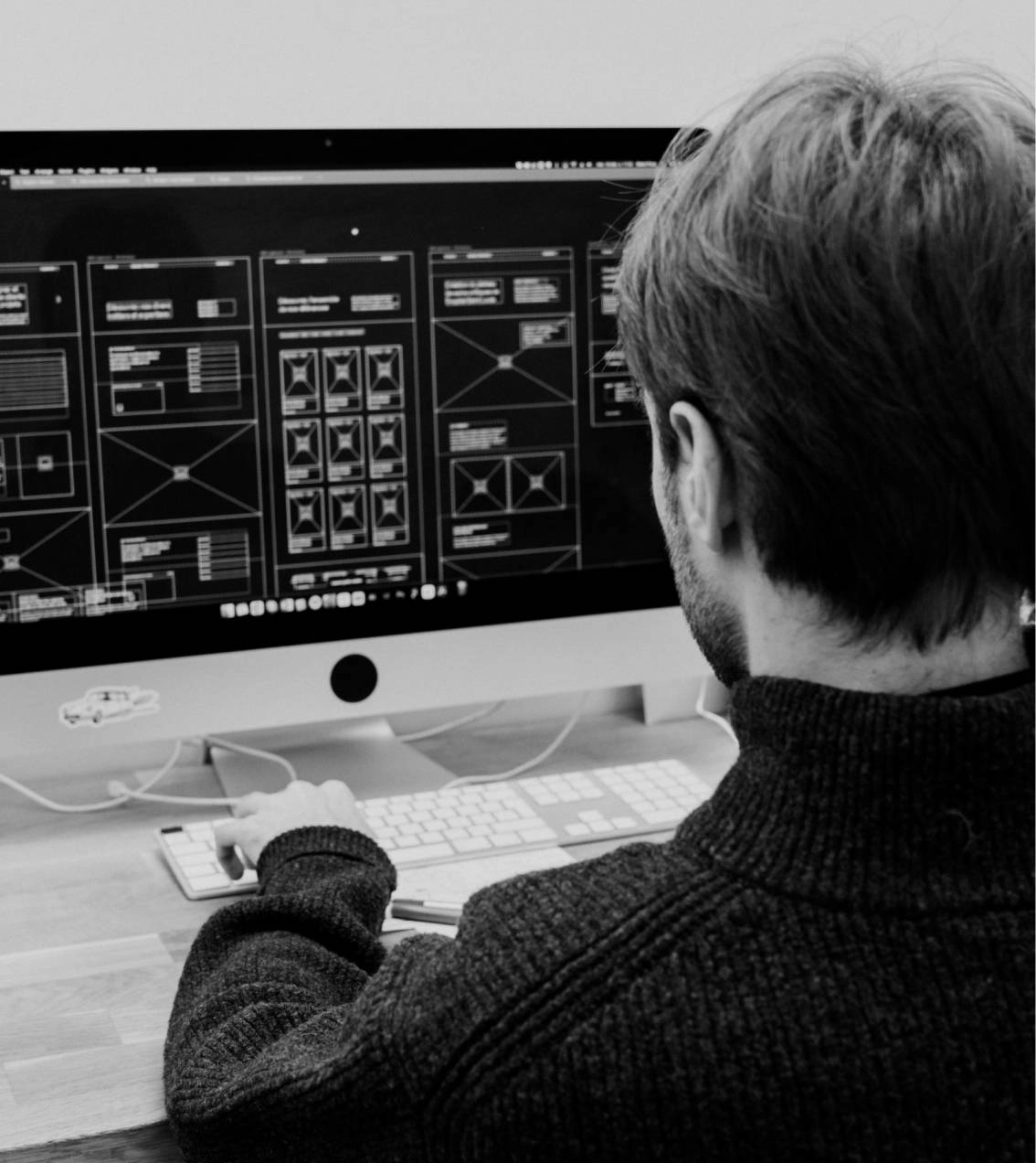 Personne travaillant sur un écran d'ordinateur design.