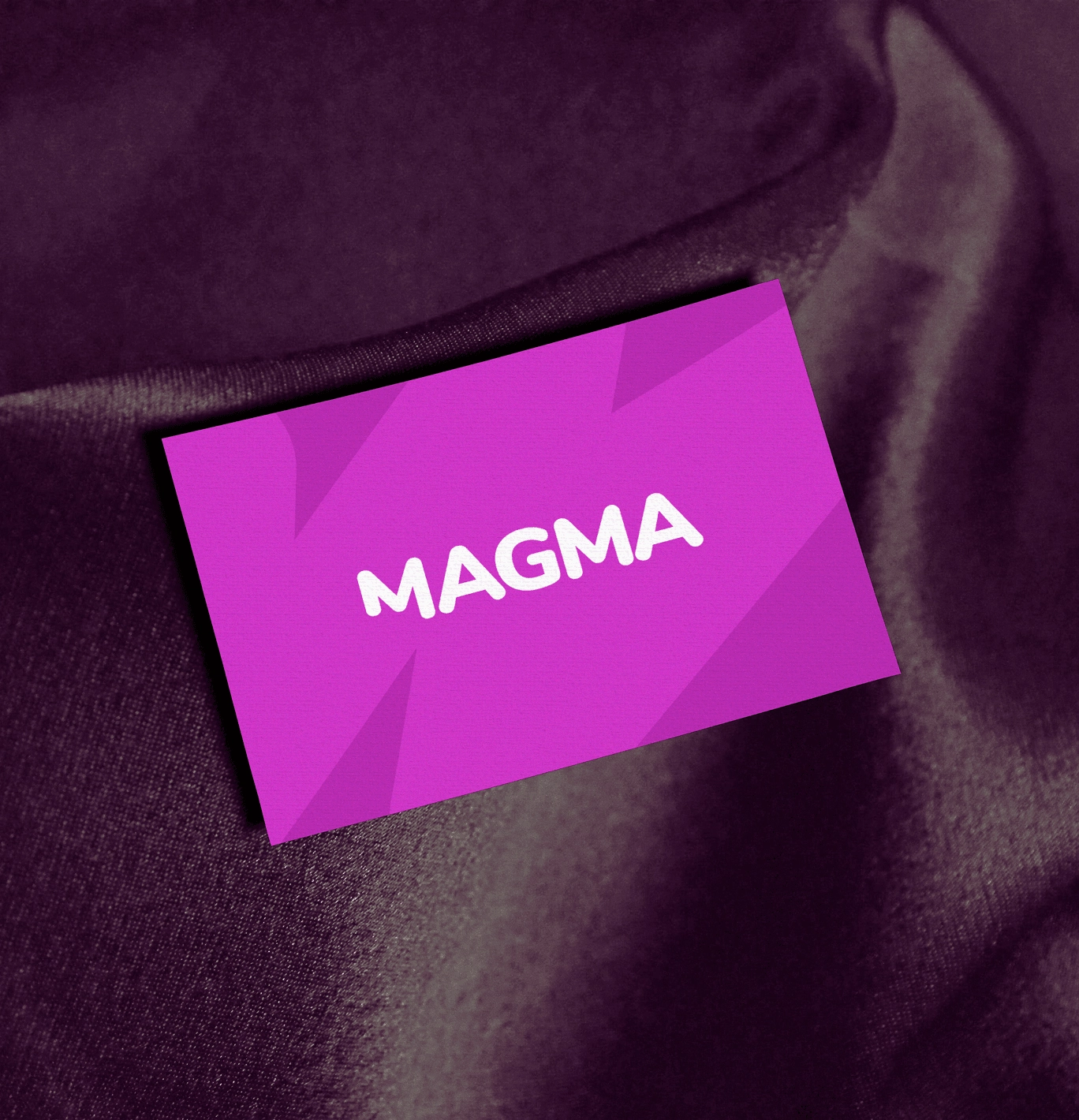 Carte de visite Magma sur tissu sombre.