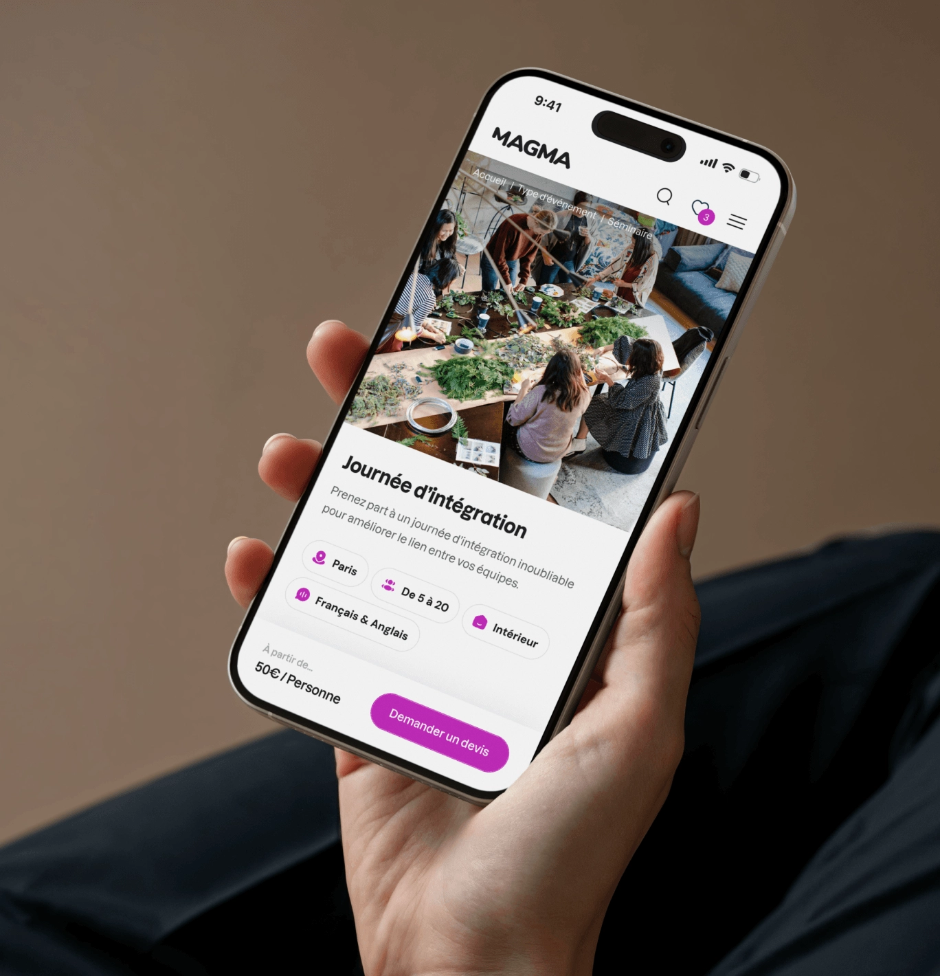Téléphone affichant une page sur journée d'intégration.