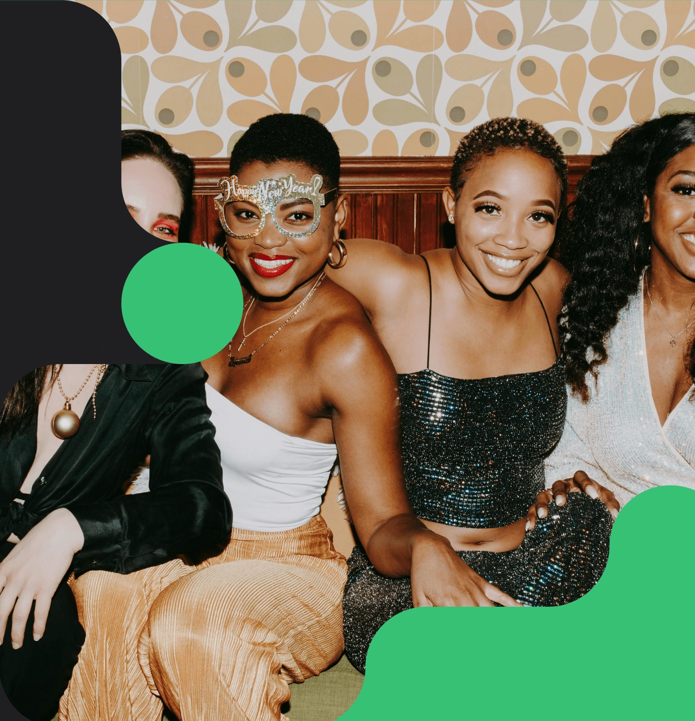 Groupe souriant fête Nouvel An déguisé.